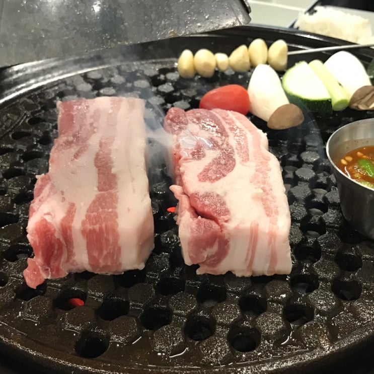  두툼한 삼겹살을 푸짐한 숯불에 구워먹는 가산디지털단지 맛집 유향
