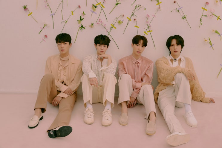  하이라이트 정규 1집 지리는 세계관