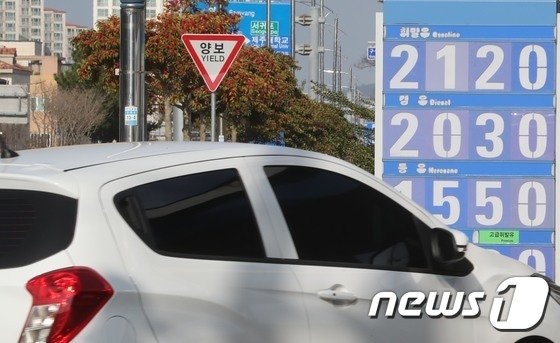 휘발윳값 넘보는 경유 '가격 역전'까지?…이유 있었네 휘발윳값 넘보는 경유 '가격 역전'까지?…이유 있었네