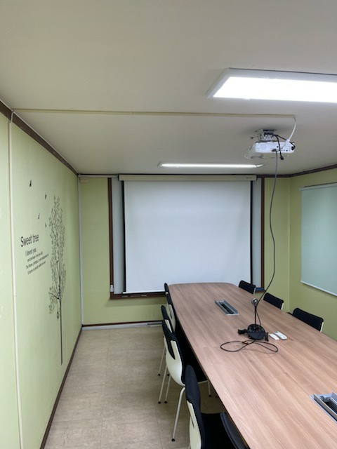 사무용 빔프로젝터 및 전동스크린 설치 밝은 회의실에서도 잘보여요