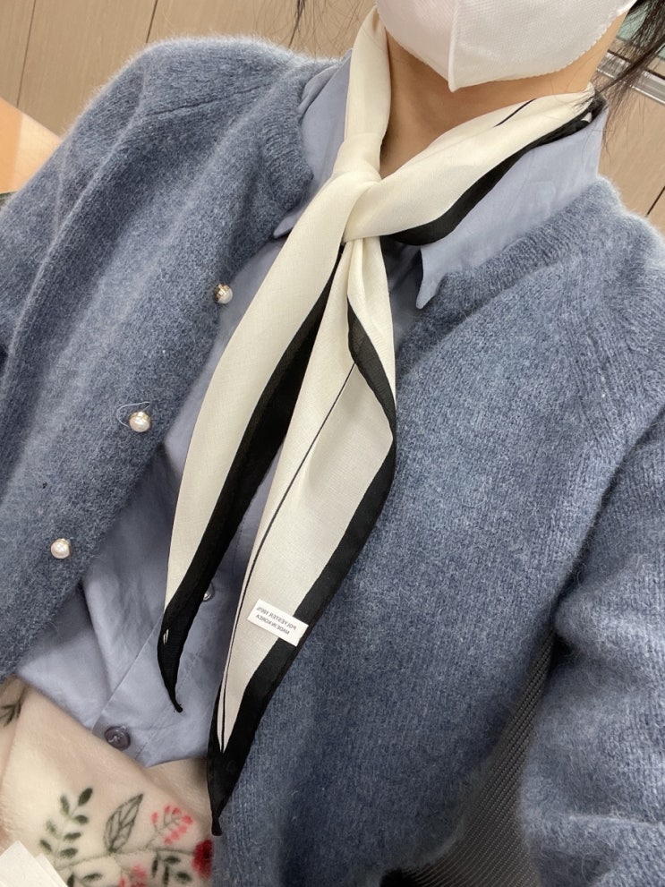  [ootd]오늘 출근룩 : 블루셔츠, 드온도 라쿤 가디건, 검정 부츠컷바지(feat.블루인간) +가내스라 다이아 스카프!