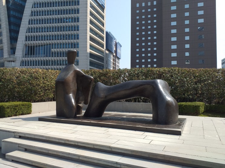  신세계백화점 본점 6층 조각작품들
