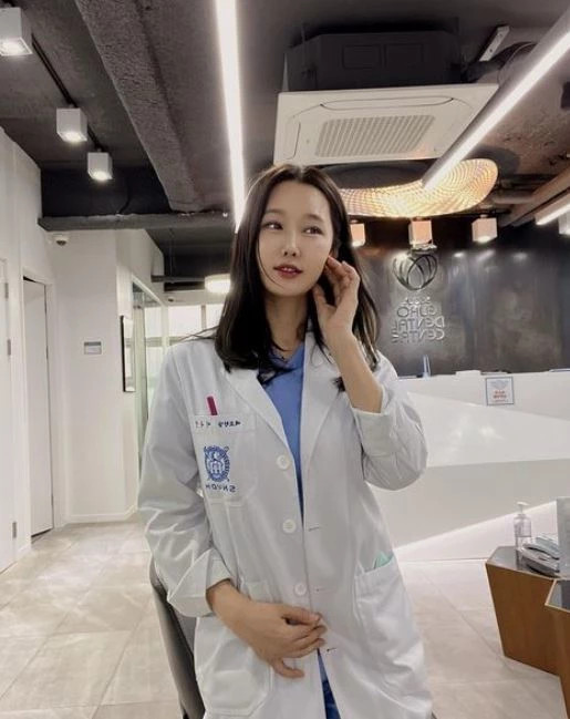 서울대 나온 치과의사 겸 유튜버 이수진, 딸이 싫다는데 대놓고 과감한 사진 '노출 영상' 서울대 나온 치과의사 겸 유튜버 이수진, 딸이 싫다는데 대놓고 과감한 사진 '노출 영상'