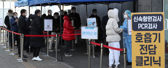 결국 내 차례인가…"스텔스 오미크론 확산, 1500만 명은 걸려야 멈춰"