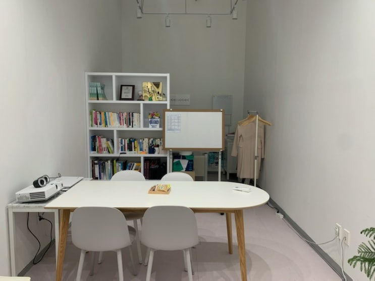 학원용 강의실 벽면에 수업자료 볼 수 있는 빔프로젝터 시공 학원용 강의실 벽면에 수업자료 볼 수 있는 빔프로젝터 시공