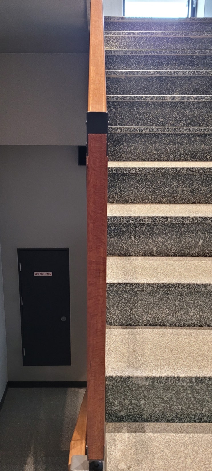 안전을 우선으로한 난간대 디자인 / 원목 계단 난간대 보강 작업 :: 한디자인그룹