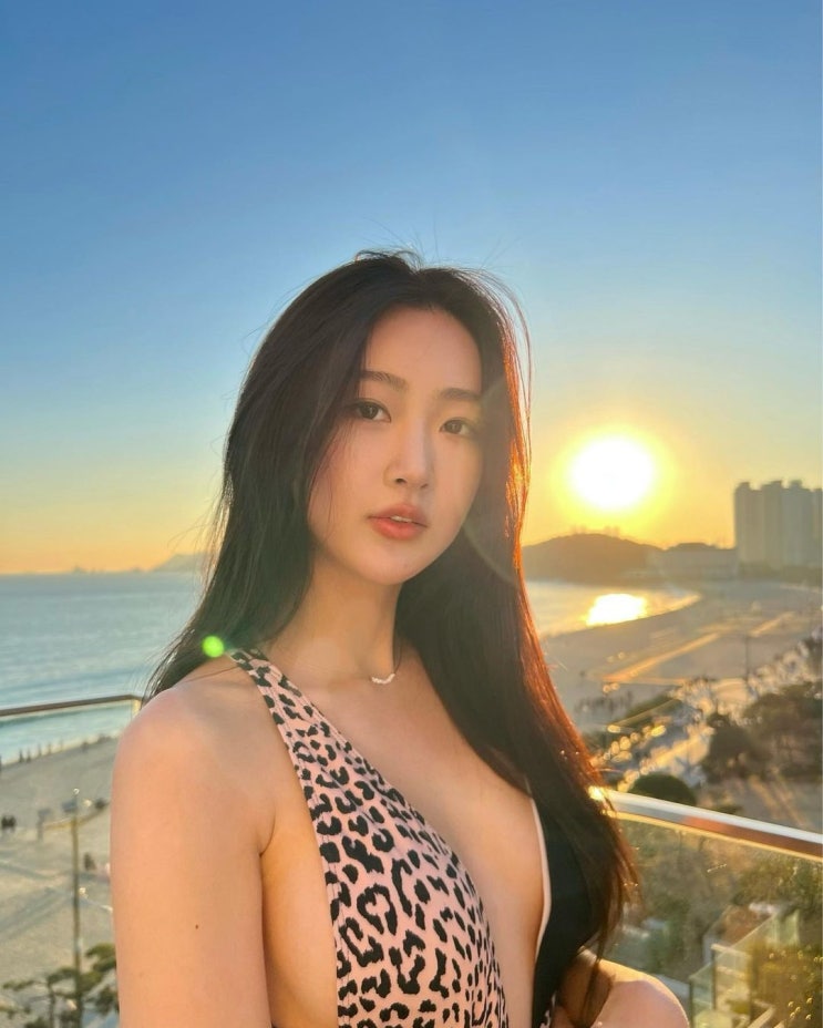 가수 달수빈, 과감한 수영복 입은 군살을 찾아볼 수 없는 탄탄한 몸매로 감탄을 자아낸다 가수 달수빈, 과감한 수영복 입은 군살을 찾아볼 수 없는 탄탄한 몸매로 감탄을 자아낸다