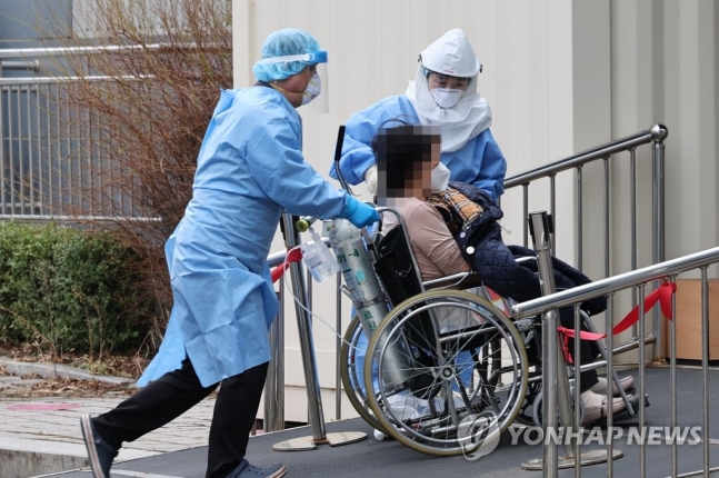 사망자 하루 1천명 예상 나오는데…정부는 "치명률 낮아" 강조 사망자 하루 1천명 예상 나오는데…정부는 "치명률 낮아" 강조