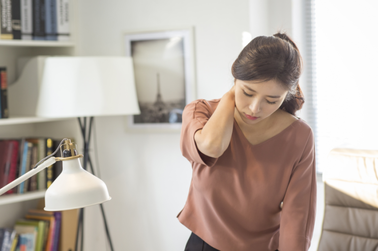  어깨와 뒷목 통증에 좋은 셀프 마사지 방법은?