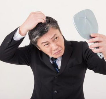  흰머리 나는 이유 알아본다면 뽑아도 될까