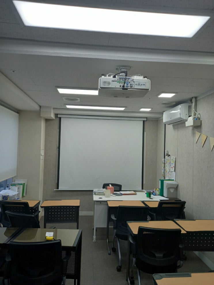학원 작은교실에 있는 강의용 빔프로젝터 큰교실로 이전설치 학원 작은교실에 있는 강의용 빔프로젝터 큰교실로 이전설치