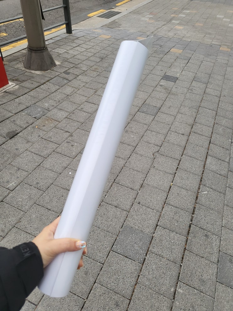  아이유 포스터 갖고싶어서 맘스터치 햄버거 사먹음 ^^