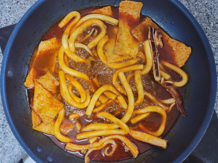  오징어짬뽕떡볶이 / 찹찹마켓에서 출시한 신선한 오징어가 들어간 밀떡볶이 밀키트