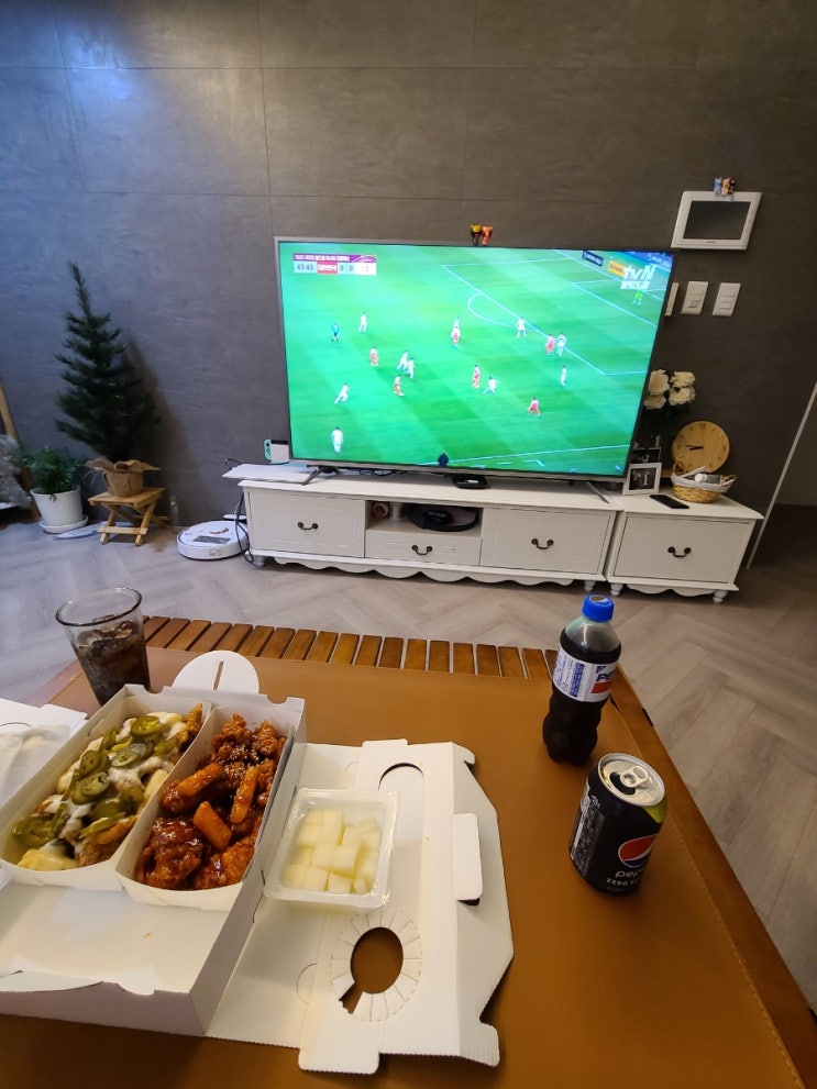  축구 보며 먹는 나는 강정 같은 치킨입니다(서귀포점)