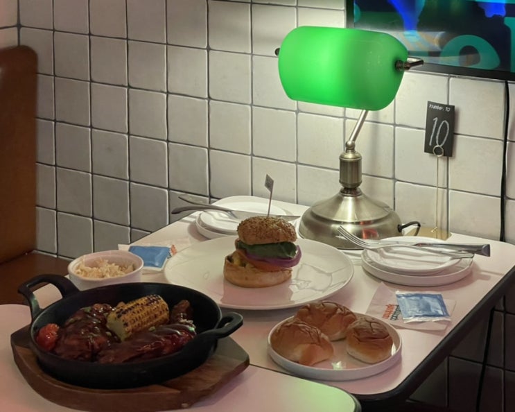  합정 바베큐 맛집, 수제버거도 파는 "뉴욕아파트먼트"