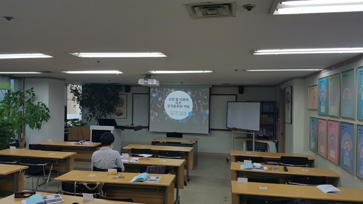  수업용 빔프로젝터 전동스크린 상담받고 성능 좋은 걸로 강의실에 설치