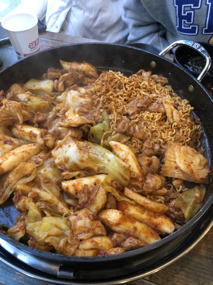  건대입구역, 화양동 맛집, 닭갈비집 <춘천집> 30년 노포 - 마늘 닭갈비, 떡 사리, 라면 사리, 치즈 볶음밥
