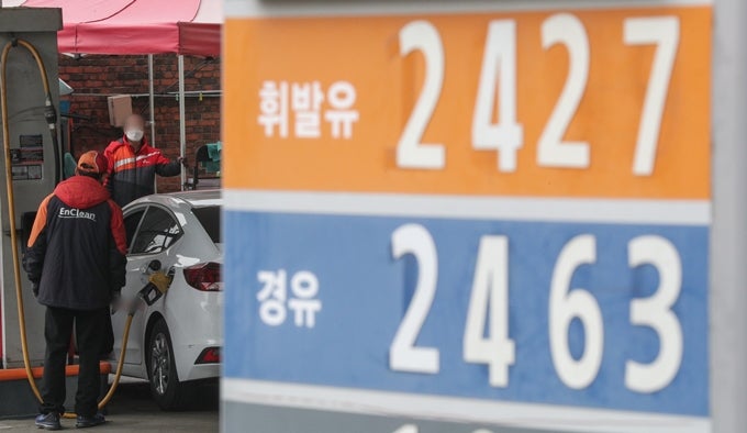 '경유값 폭등' 일부 주유소에선 휘발유보다 비싸…화물업계 시름 '경유값 폭등' 일부 주유소에선 휘발유보다 비싸…화물업계 시름