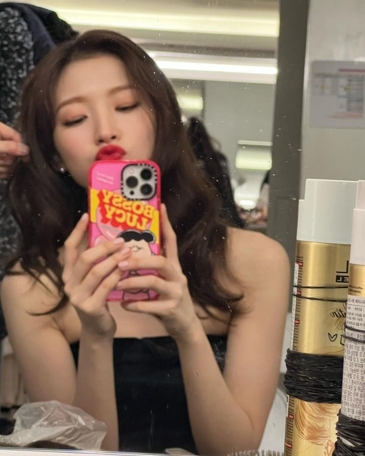 오마이걸 멤버 아린, 핑크빛 배경에 어깨를 드러낸 드레스 입고 '리얼 공주' 자세 오마이걸 멤버 아린, 핑크빛 배경에 어깨를 드러낸 드레스 입고 '리얼 공주' 자세