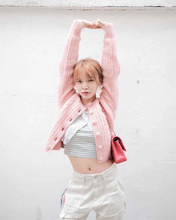 AOA 출신 지민, 크롭티 입고 배꼽 드러내며 개미허리 자랑하는 늘씬 몸매 AOA 출신 지민, 크롭티 입고 배꼽 드러내며 개미허리 자랑하는 늘씬 몸매