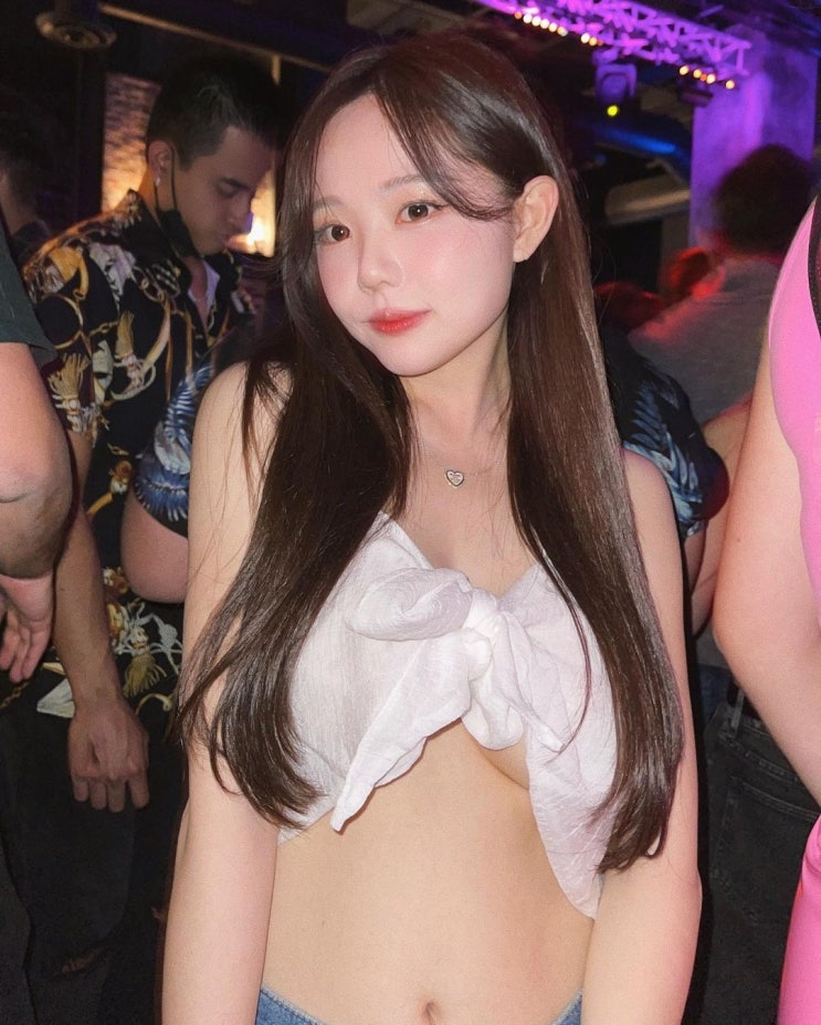 미국 LA 여행 중인 '얼짱 출신' 홍영기, 클럽에서 찍은 아찔한 파격 노출 사진 공개 미국 LA 여행 중인 '얼짱 출신' 홍영기, 클럽에서 찍은 아찔한 파격 노출 사진 공개