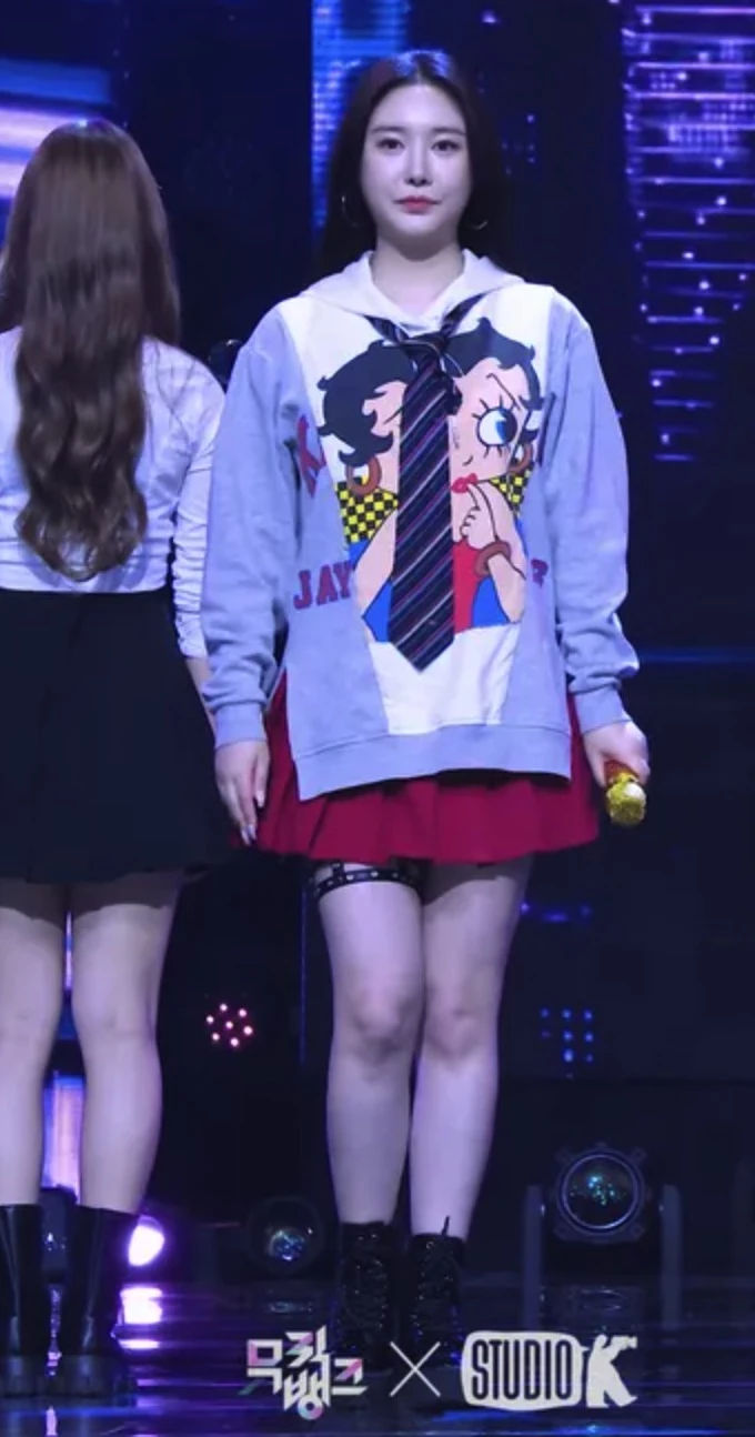 '퀸덤 2' 출연 중인 브레이브걸스 유정, 무대 의상이 팬들의 지적 받아 "먼지털이냐" '퀸덤 2' 출연 중인 브레이브걸스 유정, 무대 의상이 팬들의 지적 받아 "먼지털이냐"