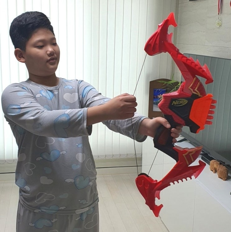 너프 드래곤 스카이블래이즈 실제 활처럼 줄을 당겨서 쏘는 장난감 활 입니다. 너프 드래곤 스카이블래이즈 실제 활처럼 줄을 당겨서 쏘는 장난감 활 입니다.