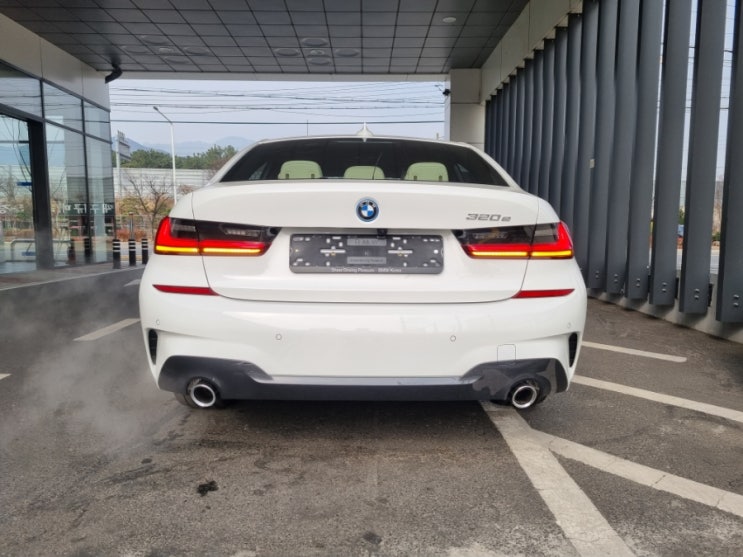 [비엠타카] 뉴 BMW 320e MSP 플러그인 하이브리드 가격 & 연비 출고 후기 (알파인 화이트/베이지 시트)