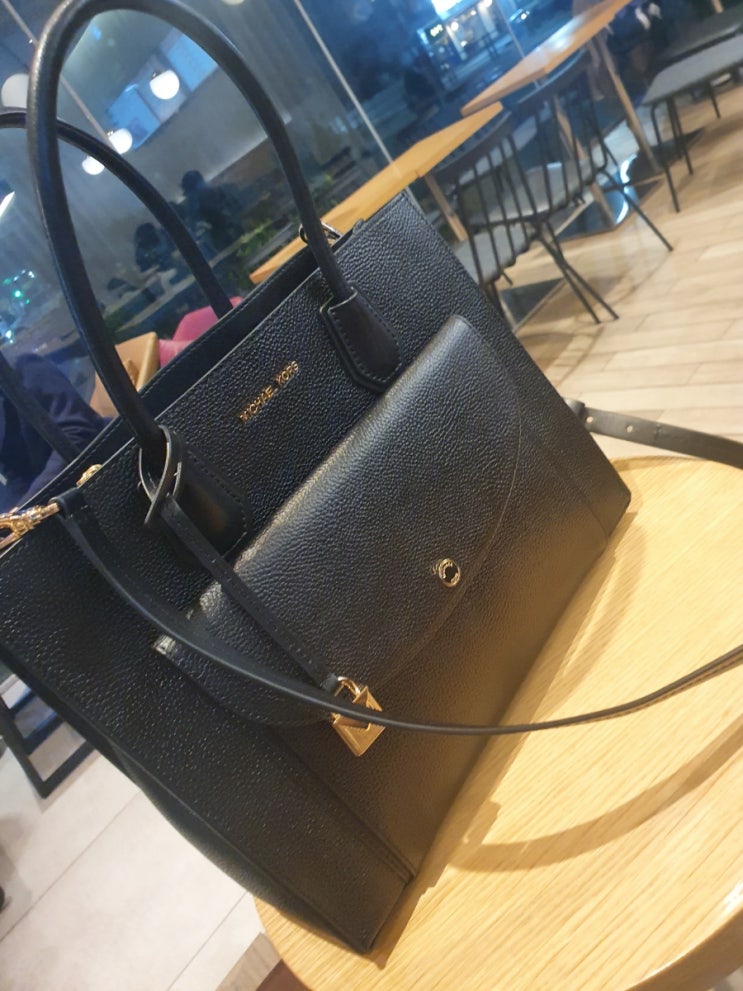  마이클코스어스 가방 3040여자 데일리백 심플한 블랙백이 최고예요