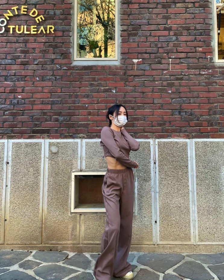 그룹 카라 출신 니콜, 개미허리가 드러나는 크롭톱 스타일의 운동복 입고 마른 몸매 드러내 그룹 카라 출신 니콜, 개미허리가 드러나는 크롭톱 스타일의 운동복 입고 마른 몸매 드러내