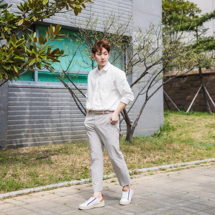  슬랙스 신발 추천 스케쳐스 USA 흰색 스니커즈, 남자 봄 출근룩 코디