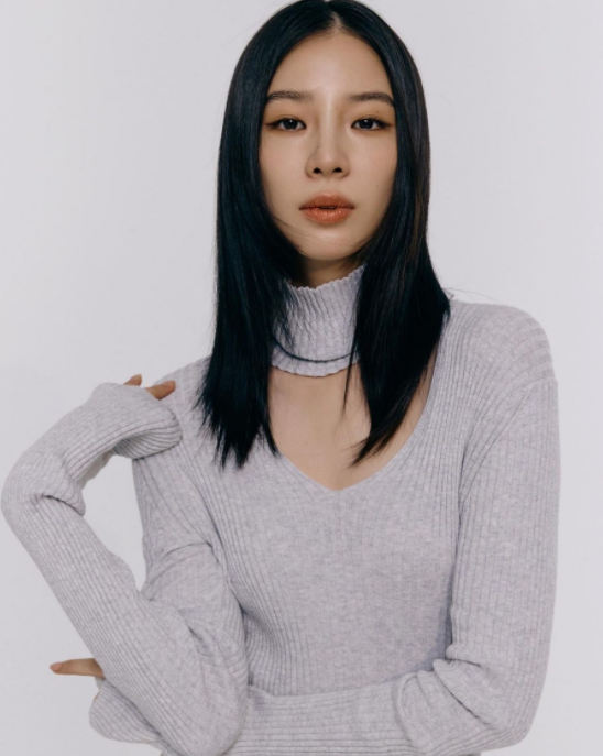  슈퍼섹시룩 캐주얼한 감성을 더하다 메종마레 초커 니트 티셔츠