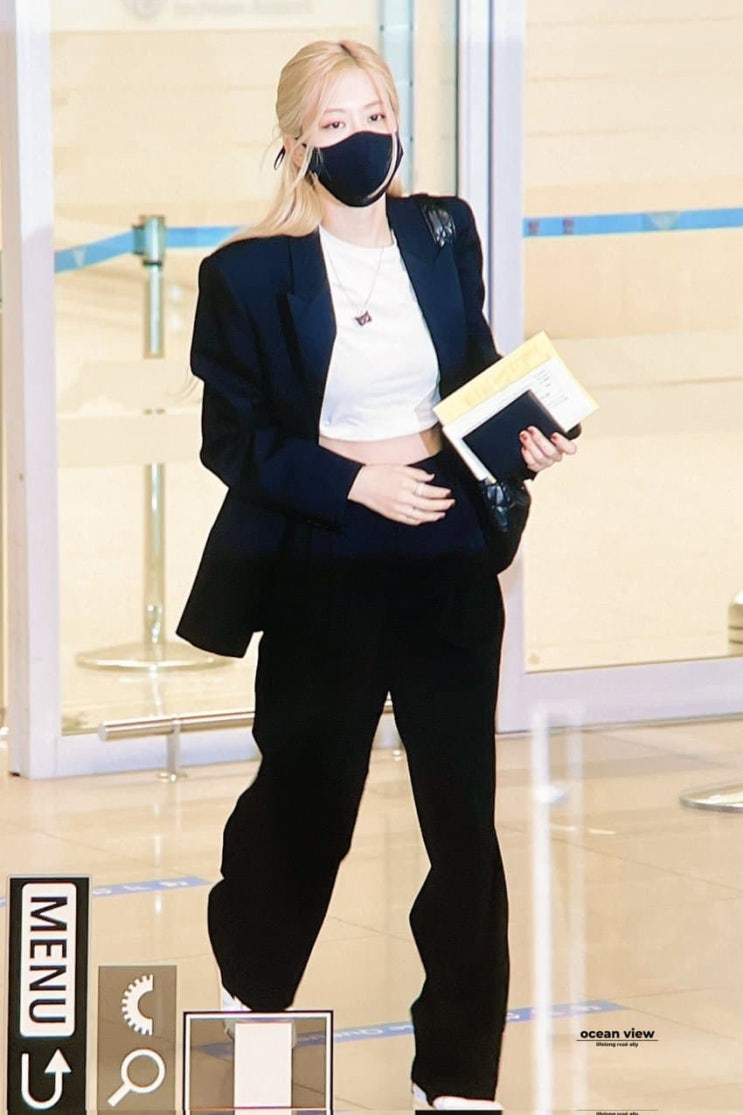  20220328 로제 입국 공항 사진