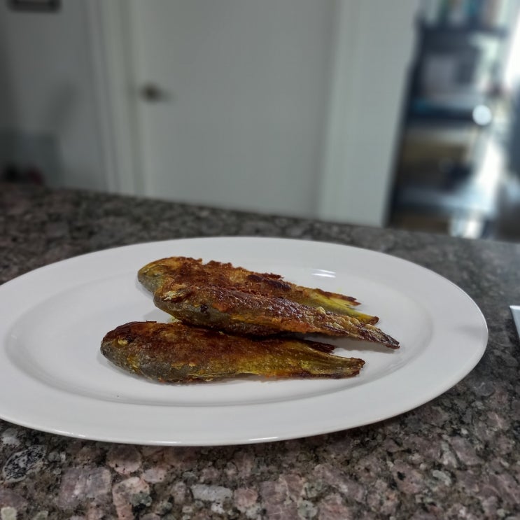  조기구이 |  프라이팬에 조기 굽기. 비린내 없이 바싹하게 조기 굽기 (강황가루, 레몬즙) 냄새 No, 연기 No