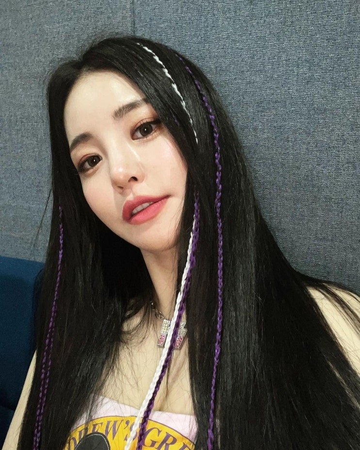 브레이브걸스 유정이 SNS에 올린 셀카, 파격적 의상 보고 팬들 댓글 이어져 "옷 입으세요" 브레이브걸스 유정이 SNS에 올린 셀카, 파격적 의상 보고 팬들 댓글 이어져 "옷 입으세요"