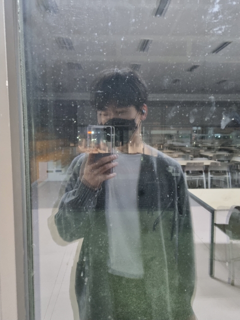  날이 좋아져서 회사 테라스에서 책을 읽었습니다