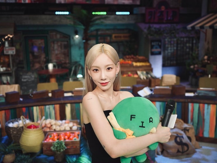 가수 태연, 인형 같은 미모와 함께 가녀린 팔뚝과 깊게 파인 쇄골까지 "피오와 추억 회상" 가수 태연, 인형 같은 미모와 함께 가녀린 팔뚝과 깊게 파인 쇄골까지 "피오와 추억 회상"