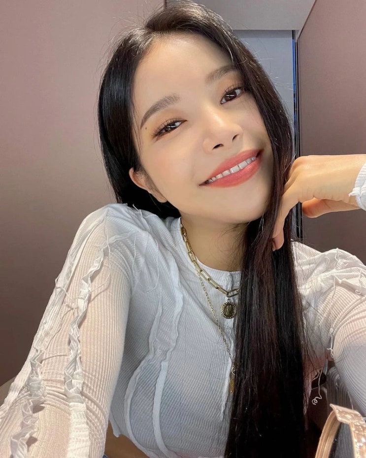 마마무 솔라, 타이틀곡 '꿀' 로 활동 중 과감한 룩 선보이며 팬들 놀라움 자아내 마마무 솔라, 타이틀곡 '꿀' 로 활동 중 과감한 룩 선보이며 팬들 놀라움 자아내