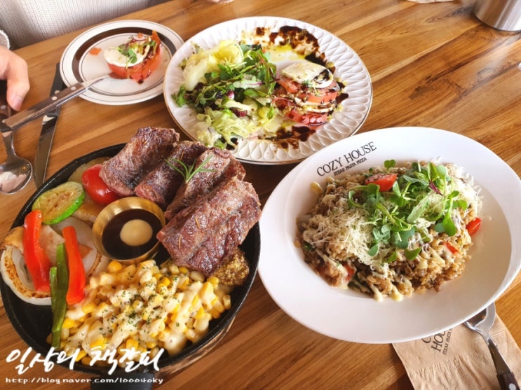  세종 다정동 맛집 합리적인 가격으로 즐기는 스테이크! <코지하우스 세종점> 차돌박이 리조또와 카프레제 샐러드도 맛있어요 :)