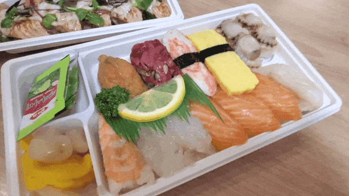 입맛 돋구는 초밥 / 초밥 칼로리도 얼마 안되서 부담없이 먹어요. 입맛 돋구는 초밥 / 초밥 칼로리도 얼마 안되서 부담없이 먹어요.