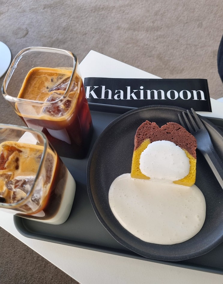  [ 삼각지역 카페 ] 카키문 : 블랙&화이트 감각적인 카페, 시그니처 커피와 디저트 존맛