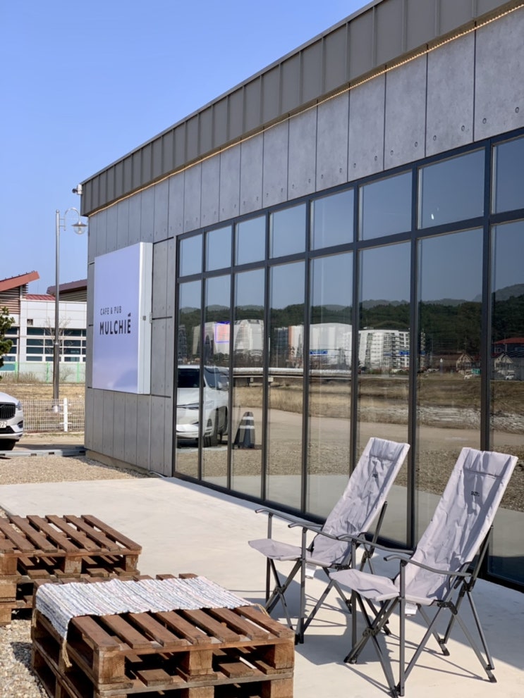  [카페 물치에] 애견동반 가능하고 설악산도 보이면서 앞에는 냇가가 있는 터가 미친 카페 물치에