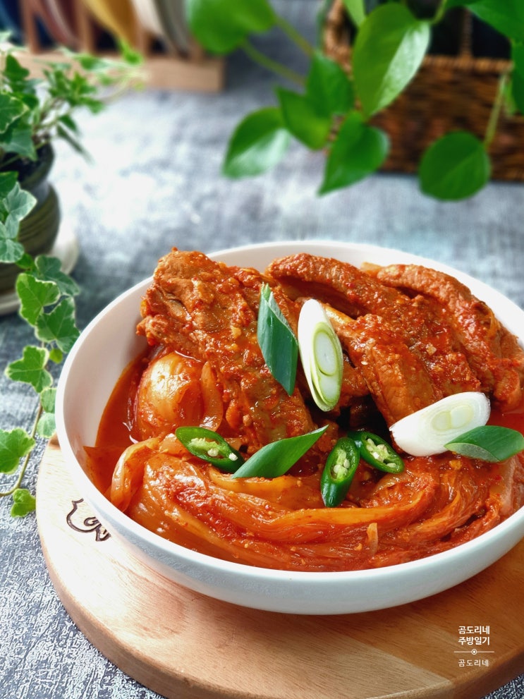  돼지쪽갈비김치찜 레시피 매운 돼지고기등갈비찜 묵은지 돼지쪽갈비찜 만들기