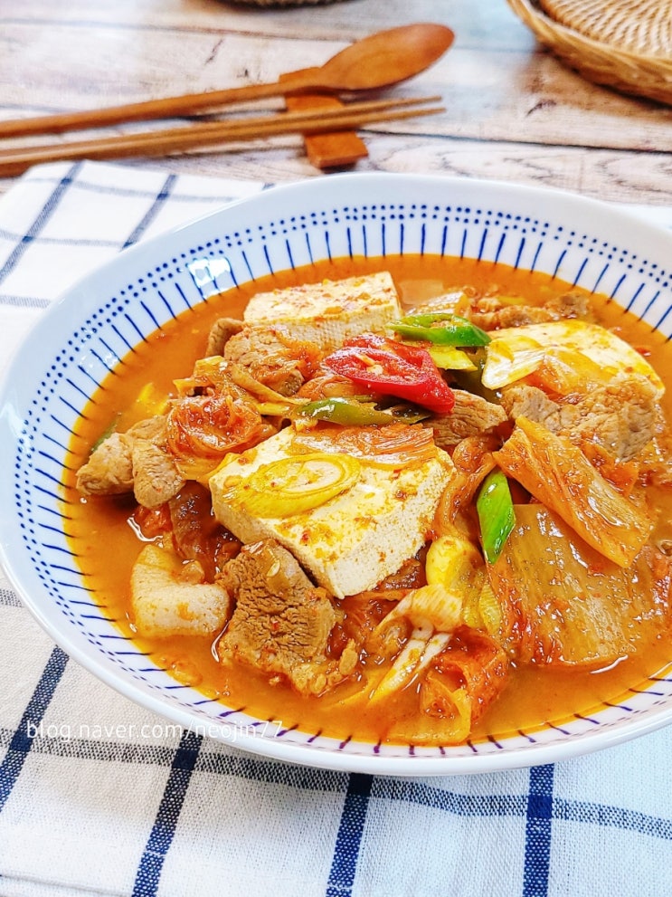 목살 김치찌개 끓이는법 맛있는 돼지목살 김치찌개레시피 돼지고기 신김치 찌개요리 목살 김치찌개 끓이는법 맛있는 돼지목살 김치찌개레시피 돼지고기 신김치 찌개요리