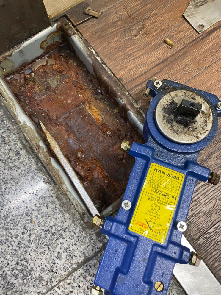  인천 가좌동에서 힌지와 상부스텐바 교체해 드렸어요