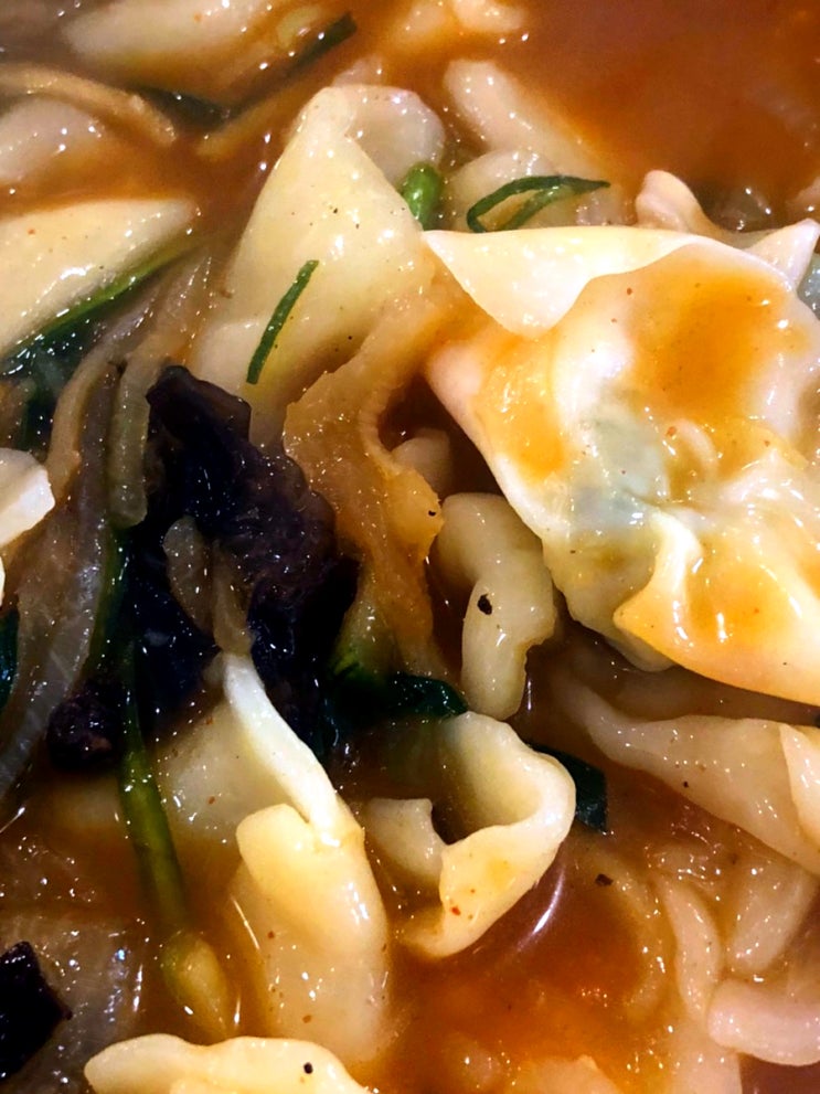  서울 서초구 강남대로69길 삼미빌딩 신논현역 6번출구 강남교자 본점 점심 혼밥 혼술 낮술 매운 얼큰 수제비 버섯칼국수 떡국 백세주