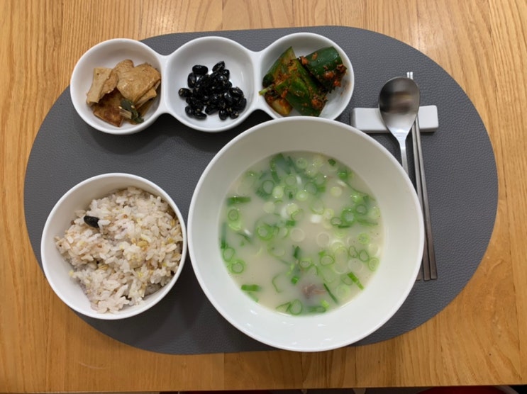 합천한우촌 가마솥 한우 곰탕으로 차린 한끼! 파송송 넣어서 소금간 살짝해서 먹었는데 밥한공기 뚝딱했네요. 합천한우촌 가마솥 한우 곰탕으로 차린 한끼! 파송송 넣어서 소금간 살짝해서 먹었는데 밥한공기 뚝딱했네요.