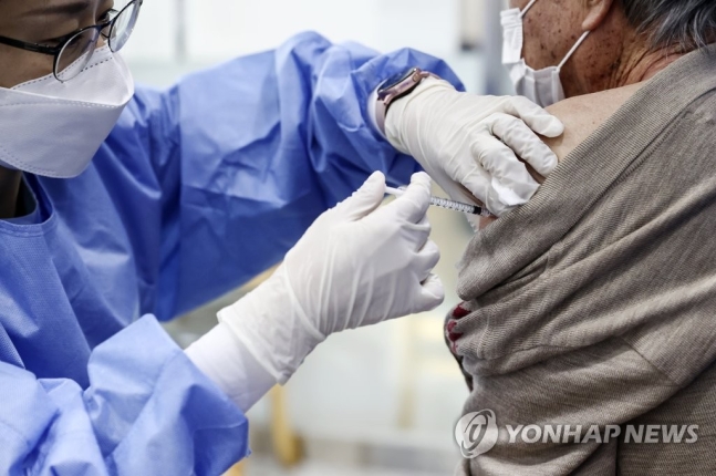 "중증·사망률 높은 고령층에 4차접종 검토"…미국도 50세 이상 "중증·사망률 높은 고령층에 4차접종 검토"…미국도 50세 이상
