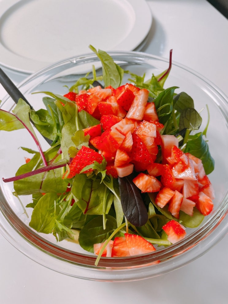 어린잎채소 요리:딸기•아보카도•토마토 샐러드