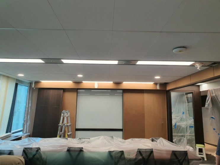 사무실 빔프로젝터 천장설치 회의용으로 사용하기 좋아요 사무실 빔프로젝터 천장설치 회의용으로 사용하기 좋아요